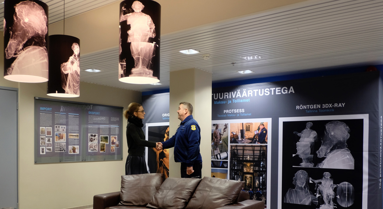 MTA koolitusspetsialist Priit Laatre tutvustab X-Ray väljapanekut MTA koolitusspetsialist Priit Laatre tutvustab X-Ray väljapanekut